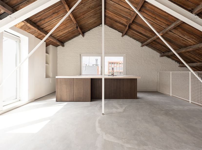 Bordeauxstraat 7A/401, 2000 Antwerpen<br />
Op zoek naar een woning met karakter, ruimte én een uitgesproken architecturale uitstraling? Deze gerenove