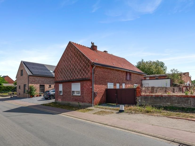 Gelegen aan de Leemstraat 103 in Nieuwerkerken, bevindt deze woning zich in een aangename en groene omgeving. Nieuwerkerken staat bekend om zijn lande
