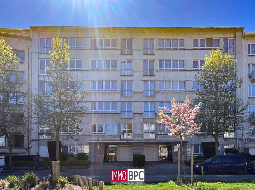 TOPLIGGING TE GANSHOREN – RUIM EN LICHTRIJK APPARTEMENT VAN ±99 M² MET TERRAS!<br />
Ontdek dit bijzonder aangename appartement dat ruimte, licht en