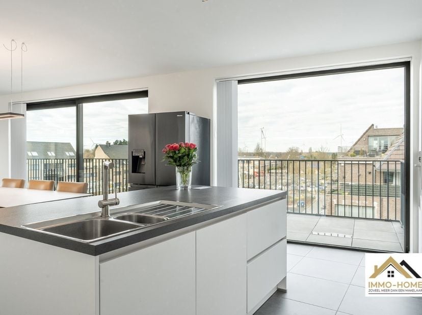 Vanuit dit prachtige penthouse bent u vanaf dag 1 ook de eigenaar van de volledige skyline van Wachtebeke-centrum. De bijzonder lichtrijke leefruimte
