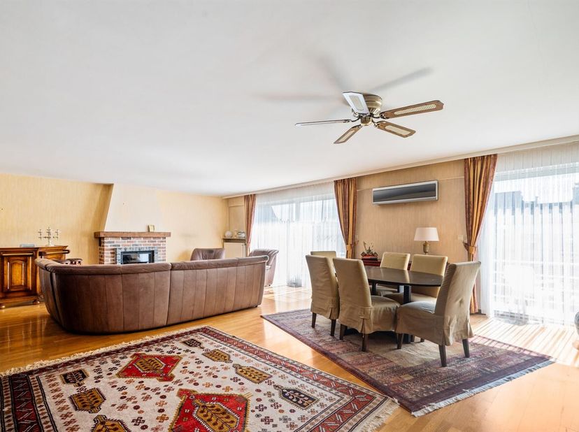 Dit appartement bevindt zich in een rustige, kindvriendelijke buurt vlak bij de Veemarkt, op wandelafstand van winkels, scholen, openbaar vervoer en a