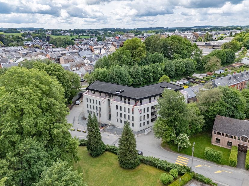 ERA BLUX biedt u dit prachtige nieuwbouwappartement met 1 slaapkamer aan, ideaal gelegen in het hart van Bastogne. Licht en modern, het appartement be