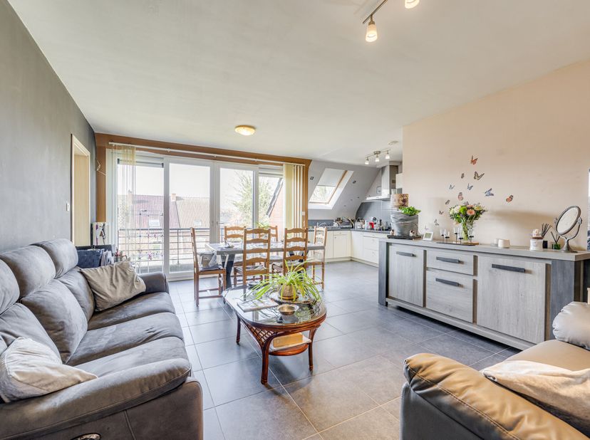 Rue très calme, au centre, dans un immeuble récent très bien entretenu, appartement 2 chambres à larrière, au dernier étage (2e), avec ascenseur. Agré