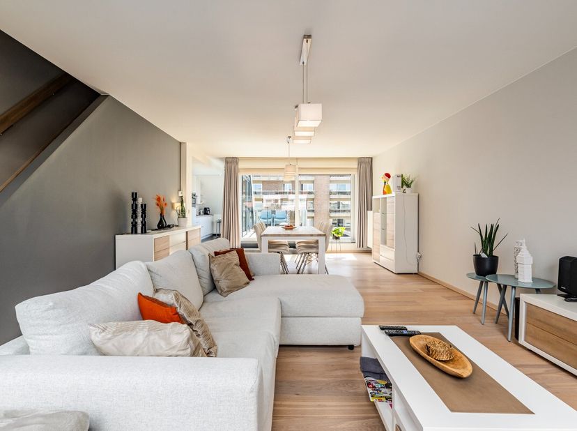 Zongerichte penthouse met 3 slaapkamers in het centrum van Nieuwpoort. Dit recente appartement uit 2015 combineert een moderne afwerking met een centr