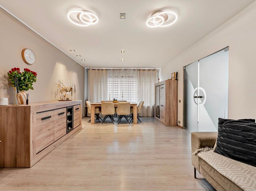 Ruime gezinswoning te koop in Wevelgem<br />
Je betreedt de woning via de inkomhal en komt meteen in de gezellige leefruimte met zithoek en eetplaats,