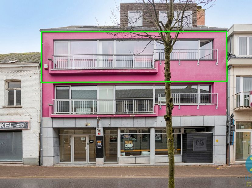 Appartement op de 2de verdieping, voorkant gebouw en autostaanplaats achter het gebouw.<br />
Indeling: inkomhal, apart toilet, woonkamer met open keu