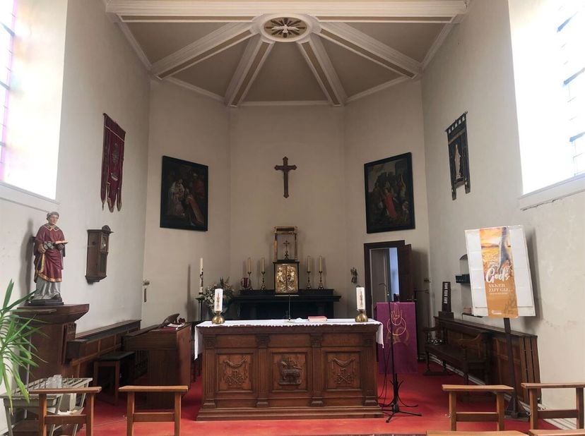 Deze kerk ligt bijzonder pittoresk gelegen en we zoeken dan ook een koper die aan het pand een waardevolle herbestemming zal geven.<br />
Na renovatie