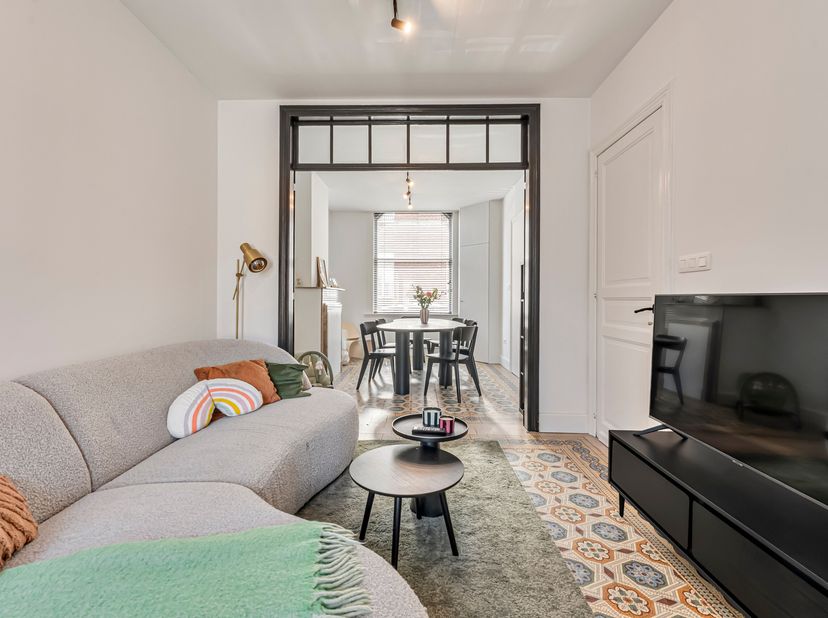 Gerenoveerde woning in Bissegem te koop !<br />
We betreden deze woning via de inkomhal met authentieke elementen en komen binnen in de leefruimte. De