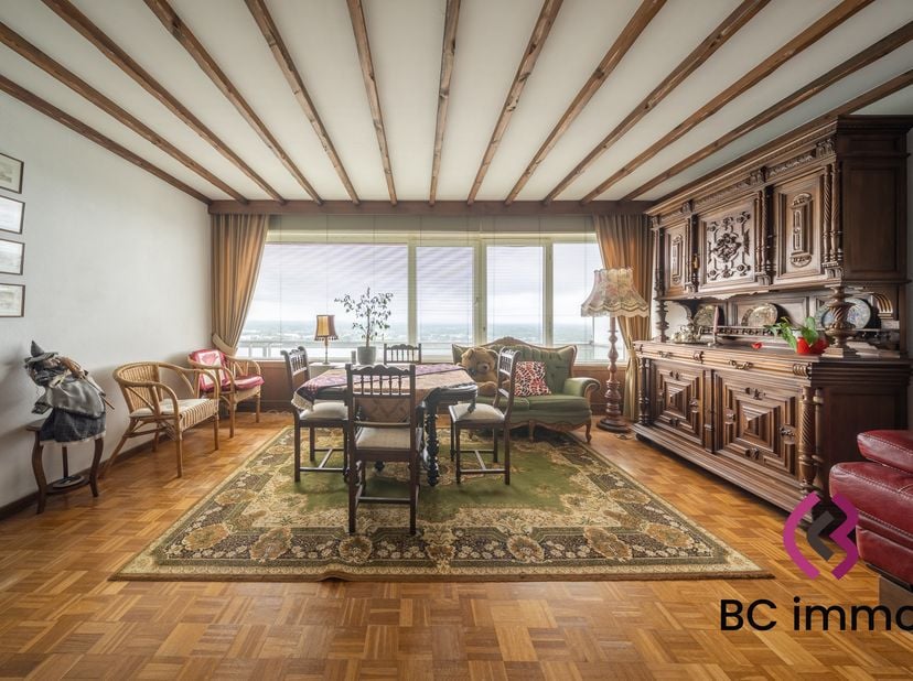 Dit appartement van 92 m² (volgens EPC), gelegen op de 20ste en hoogste verdieping geniet u hier elke dag van een adembenemend uitzicht over Genk.<br