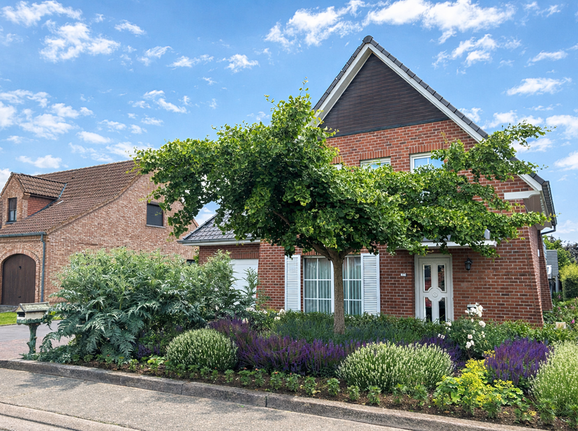 Deze verzorgde open bebouwing met 249m² bewoonbare oppervlakte, in de Weverstraat, in het rustige Wambeek (deelgemeente van Ternat), combineert een in