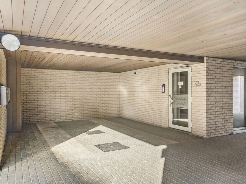 Deze overdekte autostaanplaats is gelegen vlakbij het centrum van Roeselare en vlot bereikbaar.<br />
De autostaanplaats heeft de volgende afmetingen: