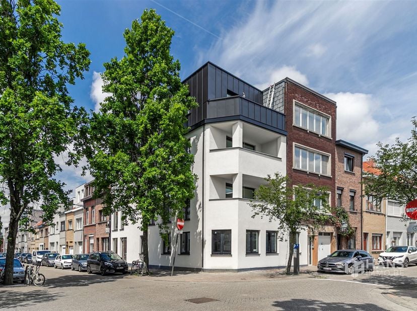 Nieuwbouwproject (366 m²) bestaande uit 4 appartementen in Antwerpen (2020).<br />
<br />
Op de hoek van twee eenrichtingsstraten treffen we dit nie