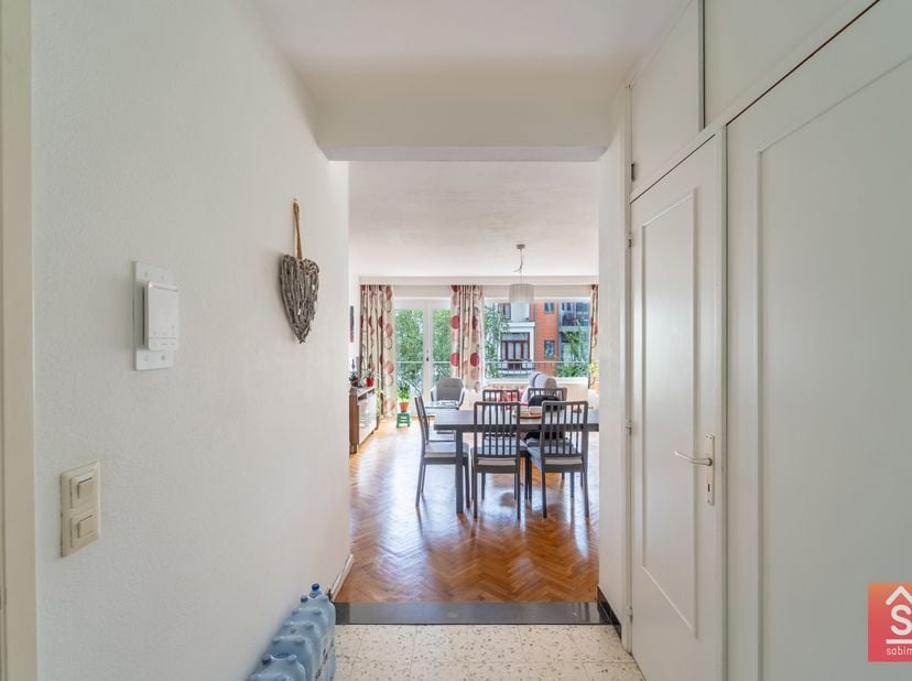 Gelegen aan de achterzijde van de 3e verdieping van een goed gelegen gebouw met lift, biedt dit aangename appartement een doordachte indeling en een r