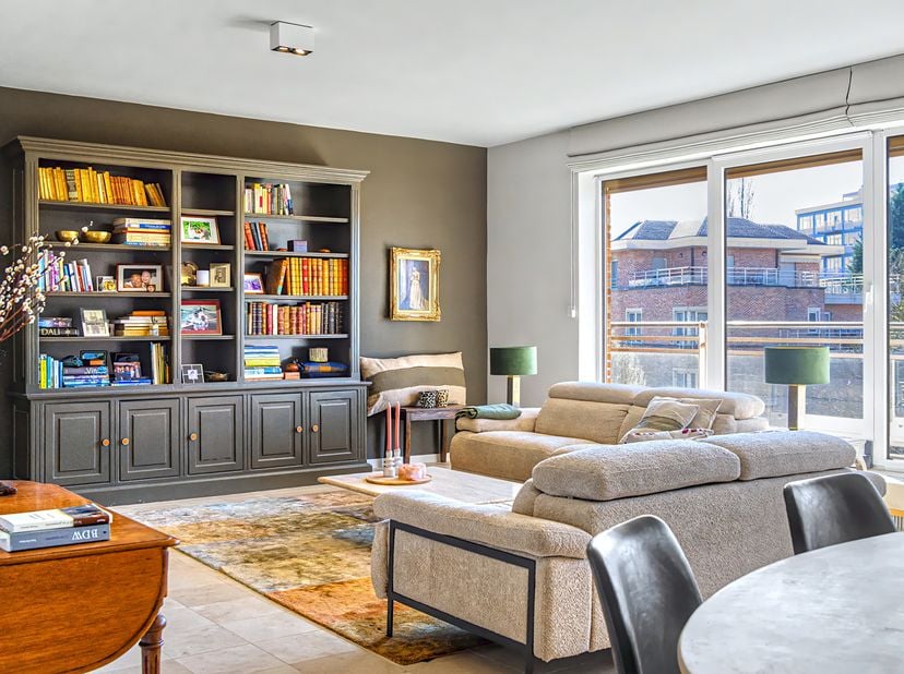 In een rustige, lommerrijke woonwijk, vlak bij het Bois de la Cambre, ligt dit elegante appartement van ± 170 m², dat baadt in het licht. Het bevindt