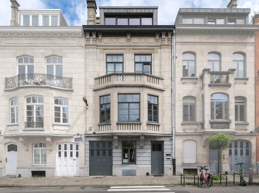 In de zeer gewilde wijk Franz Merjay  Plaats Brugmann, prachtig volledig gerenoveerd triplex van ± 278 m² (bruto volgens PEB) met groot terras, gelege
