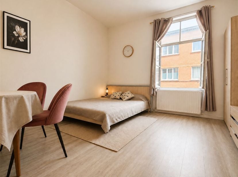 A deux pas de la place Reine Astrid - Lumineux studio de +/-30m2 composé comme suit: Un grand séjour lumineux de +/- 20m², une cuisine équipée (frigo,