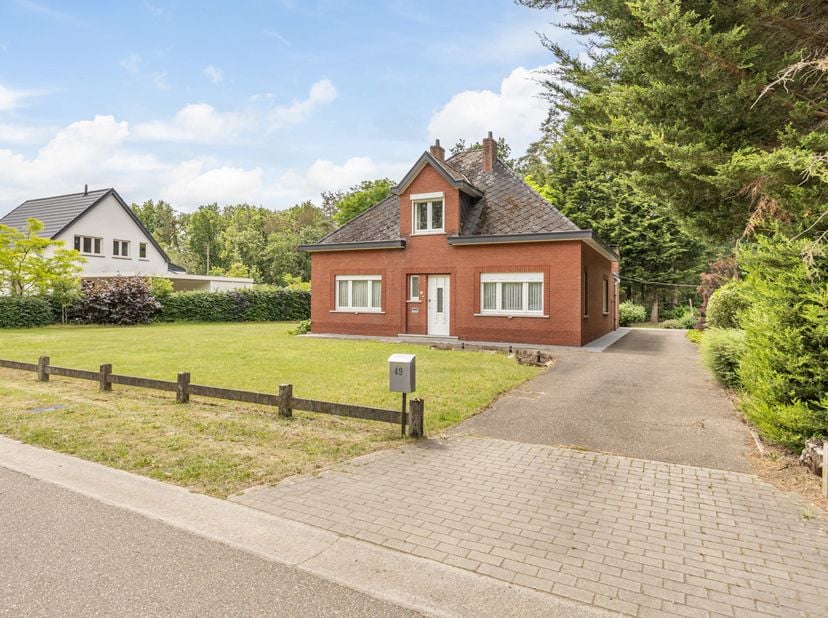 In het groene Engsbergen vinden we deze goed onderhouden woning van 1961 terug op een prachtig perceel van maar liefst 22 are. Een eigendom met tal va