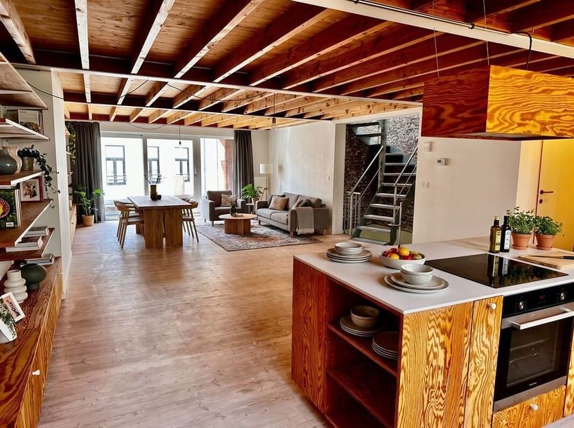 Gezellig en instapklaar duplex appartement  TE HUUR .<br />
Combineert authentiek karakter met hedendaags wooncomfort.  <br />
Uitstekende ligging op