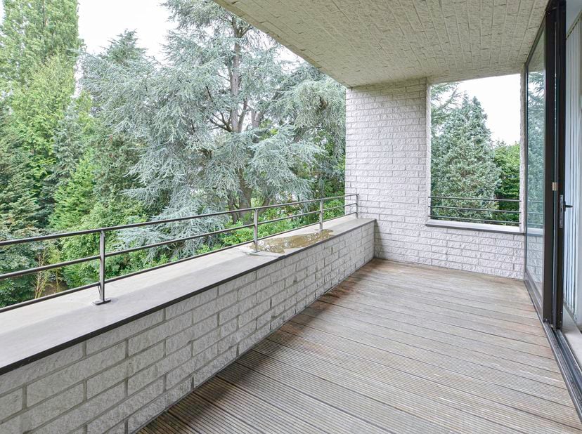 MAXIME REAL ESTATE stelt u dit mooie 2-slaapkamerappartement met terras voor.<br />
Ideaal gelegen in de Ambassadewijk, vlakbij het Ter Kamerenbos, op