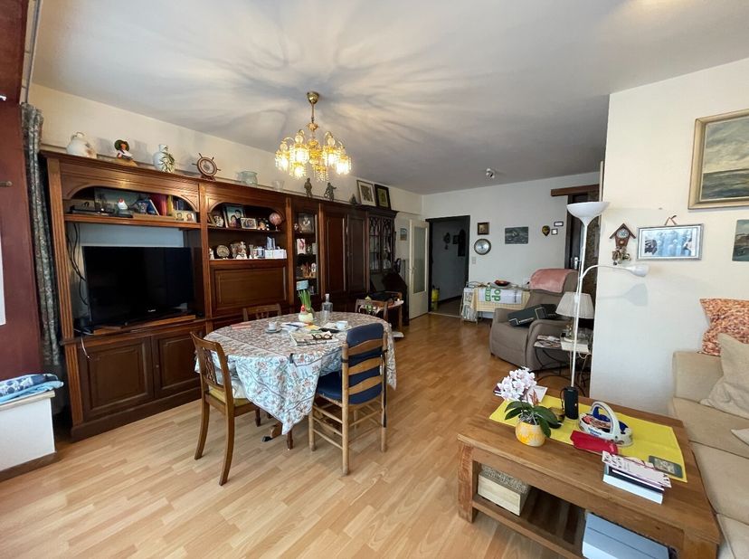 Dit moderne, verhuurde appartement met één slaapkamer is perfect gelegen op wandelafstand van het bruisende centrum van Oostende en biedt een onovertr