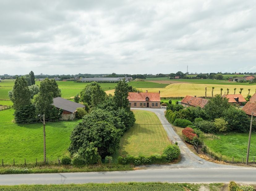Op zoek naar een eigendom met karakter, geschiedenis en ruimte? Deze authentieke hoeve, gelegen aan de Oude Lichterveldsestraat 87 te Koolskamp, vormt