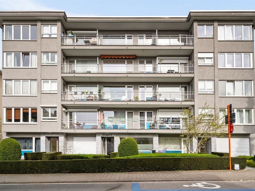 Openhuizendag 13/06/2026  van 09u30 tot 10u30<br />
Ligging<br />
Dit appartement is rustig gelegen in de Guido Gezellelaan, met een vlotte verbinding