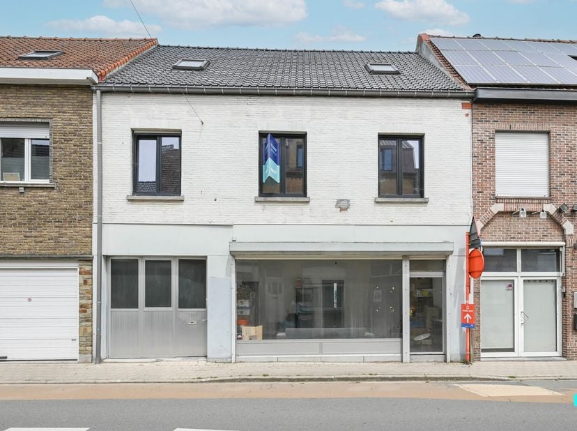 Vlak bij het centrum van Bissegem en nabij diverse invalswegen bevindt zich deze ruime gezinswoning. Met een bewoonbare oppervlakte van 226 m² (volgen
