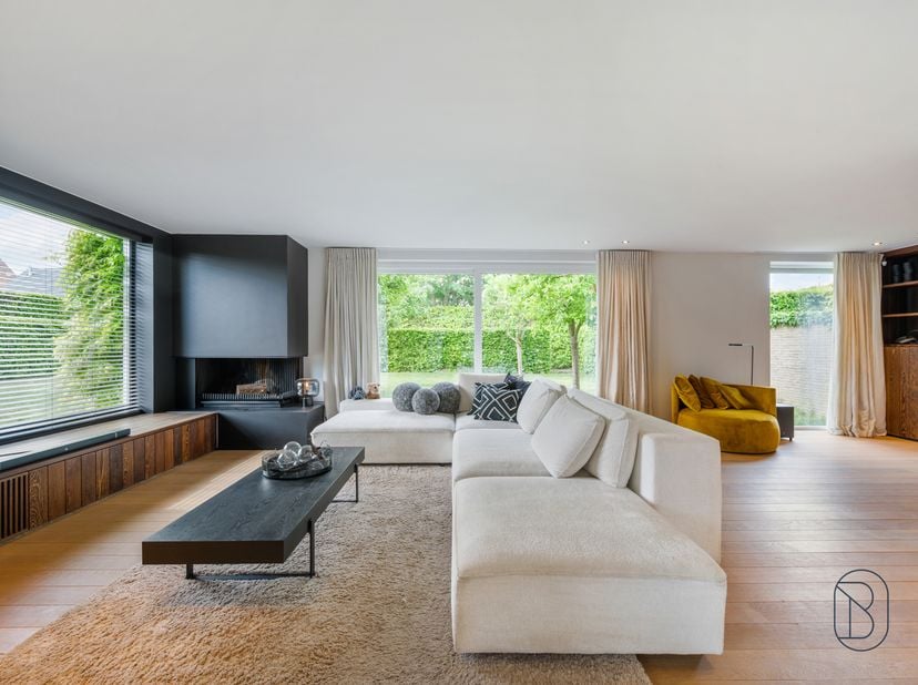 Stijlvolle villa met prachtige volgroeide tuin, in gegeerde villapark te Waregem. <br />
<br />
Welkom in deze prachtige gerenoveerde villa met toegan