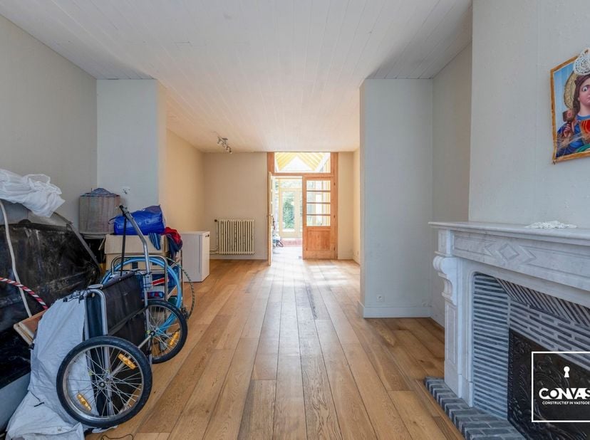 Deze burgerwoning met karaktervolle gevel heeft een uitstekende ligging.&amp;nbsp;Op enkele minuten heeft u het station Gent Sint-Pieters, het&amp;nbsp;histor
