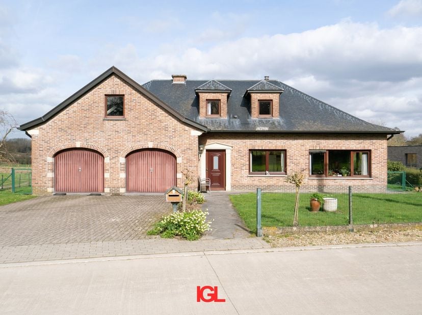 Immo Groot Leeuw presenteert u deze ruime en solide gebouwde villa, rustig gelegen in een groene en landelijke omgeving van Sint‑Pieters‑Leeuw.<br />