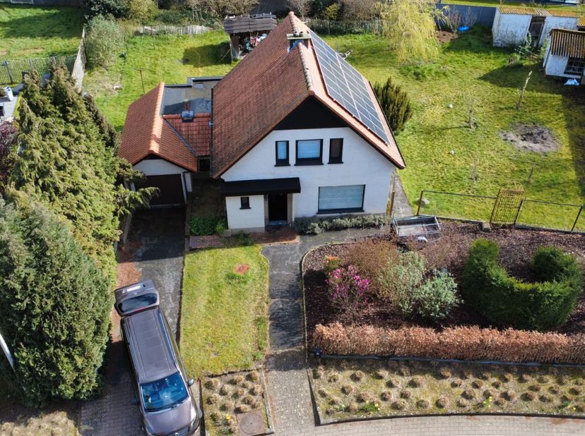 Charmante, instapklare vrijstaande woning op een perceel van 10a70ca, rustig gelegen nabij natuur, scholen en alle voorzieningen. Deze energiezuinige