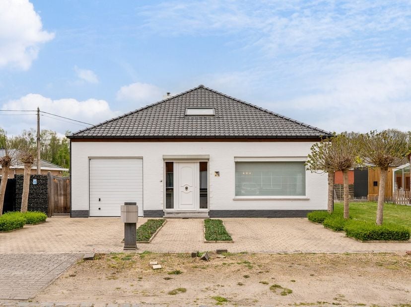 Zeer verzorgde open bebouwing op een perceel van 800 m². gelegen in een rustige, groene omgeving tussen Lier en Kessel.<br />
<br />
Indeling gelijkvl
