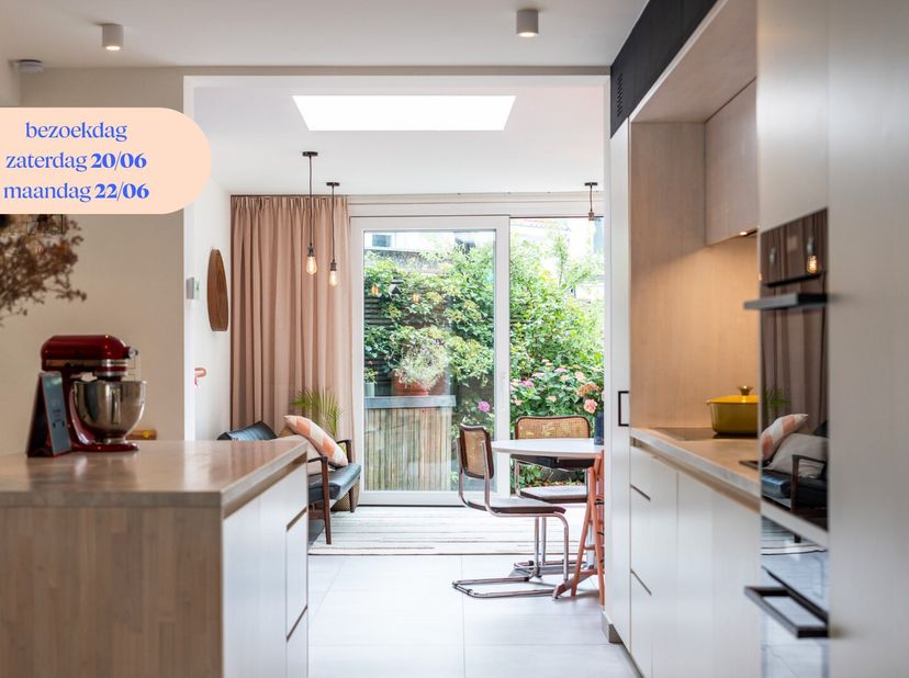 Op een gegeerde locatie in Sint-Amandsberg bevindt zich deze stijlvolle en volledig gerenoveerde rijwoning, waar wooncomfort, een hoogwaardige afwerki