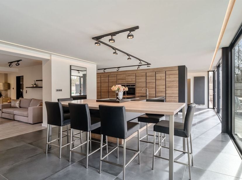 Welkom in deze karaktervolle villa gelegen te Poelenstraat 11 in Heusden-Zolder, waar ruimte, comfort en privacy samenkomen in een rustige en groene o