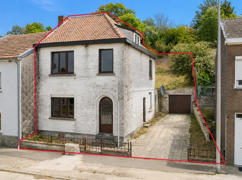 Gelegen in een rustige wijk van Tongeren, dichtbij alle voorzieningen, bestaat deze te renoveren halfopen woning uit 3 slaapkamers met de mogelijkheid