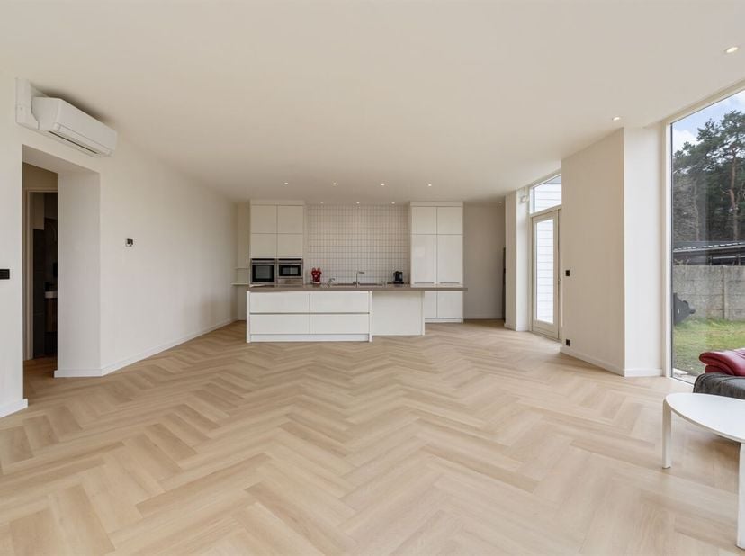 Via de ruime inkomhal krijgt u toegang tot de verschillende vertrekken van de woning. Het hart van het huis wordt gevormd door de bijzonder ruime en l