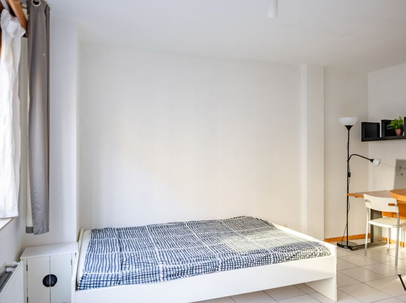Deze bemeubelde studio is gelegen op een absolute toplocatie in het hart van het historische stadscentrum. Het pand maakt deel uit van een kleinschali