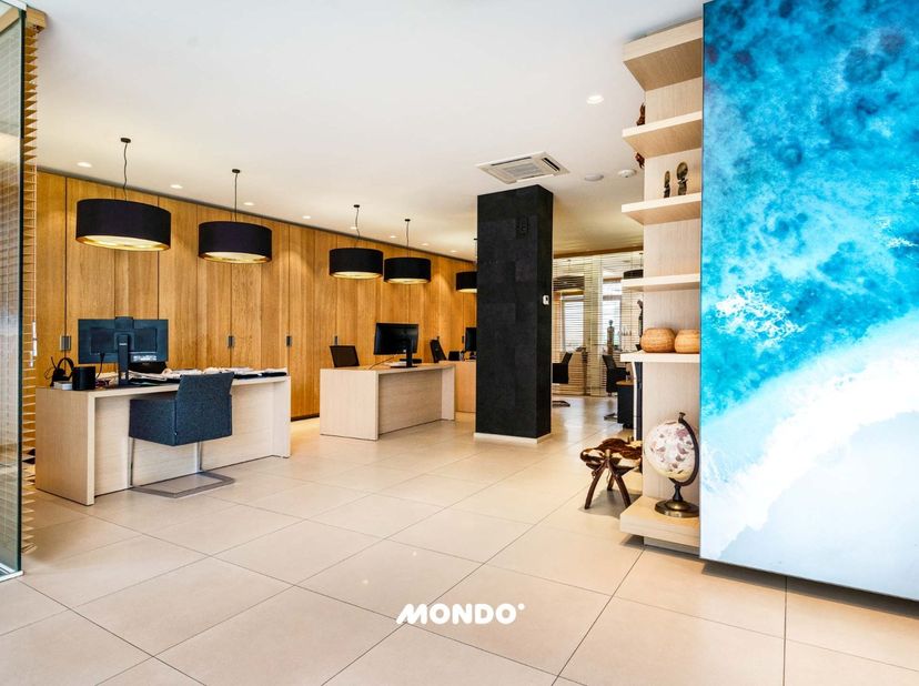 Cherchez-vous la base parfaite pour votre bureau, votre cabinet ou votre commerce ? Ce rez-de-chaussée commercial extrêmement bien situé dans le centr