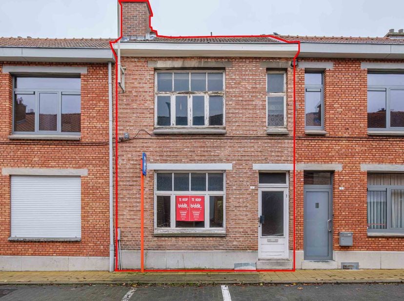 RUSTIG GELEGEN TE RENOVEREN RIJWONING -<br />
Op zoek naar een renovatieproject met veel potentieel? <br />
Deze rijwoning is rustig gelegen in een aa