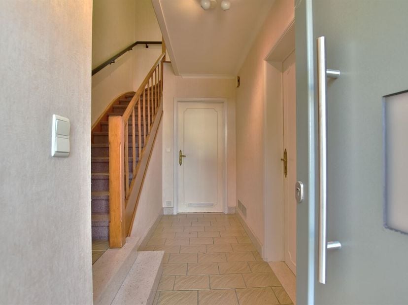 Gezellige gezinswoning te Grembergen bij Dendermonde. Deze woning is gelegen in de rustige omgeving van Grembergen en bevindt zich op enkele minuten v