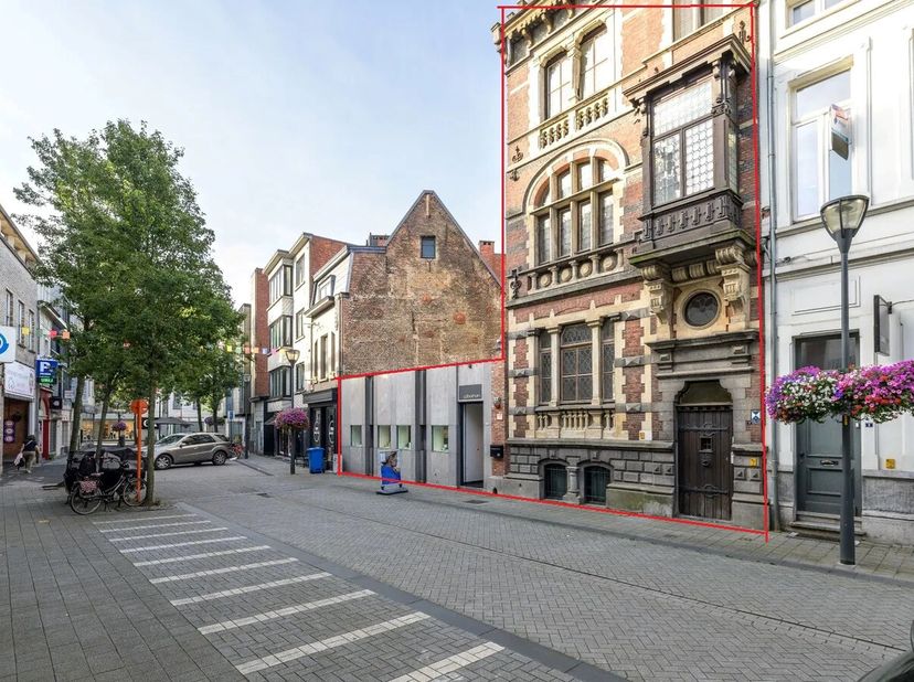 Dit unieke gebouw is momenteel ingedeeld als volgt:<br />
Gelijkvloers: - verhuurde handelsruimte (met eigen inkom) links van het gebouw (kwalitatief