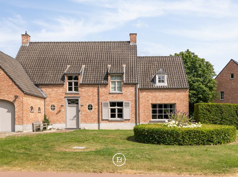 Cette maison de style presbytère, prête à emménager, séduit par son architecture intemporelle, son confort contemporain et ses finitions de grande qua