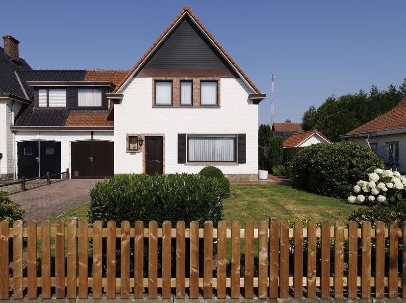 In een rustige doch centraal gelegen kindvriendelijke wijk vindt u deze te renoveren halfopen bebouwing.  Deze verzorgde woning biedt tal van mogelijk