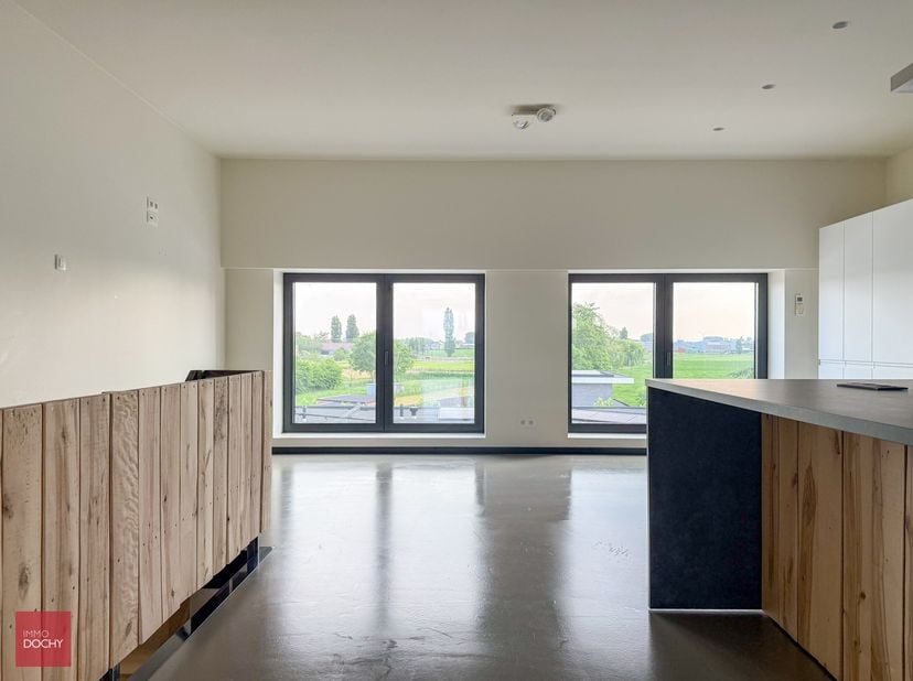 Uniek wonen in alle comfort en privacy.Ruime loft met grote leefruimte, volledig ingerichte keuken, berging, groot terras met overdekt gedeelte (verzi