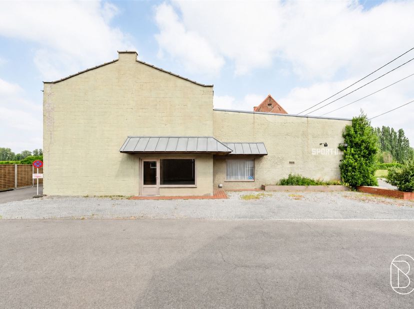 À vendre : Bâtiment polyvalent avec entrepôt, dépôt ou espace commercial à Ooigem !<br />
<br />
Situé à un emplacement central et facilement access