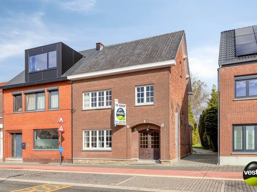 KARAKTERVOLLE WONING MET RUIME TUIN EN TAL VAN MOGELIJKHEDEN IN HET CENTRUM VAN NIEUWERKERKEN.<br />
<br />
Bent u op zoek naar een woning met ruimte