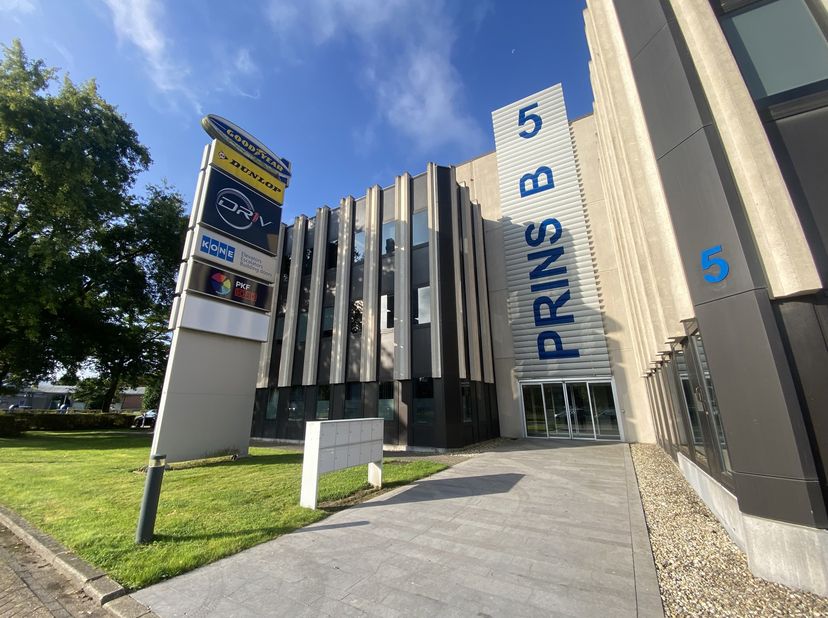 Ontdek dit indrukwekkende kantoorgebouw van ca. 6.500 m², verdeeld over drie bovengrondse verdiepingen, strategisch gelegen nabij de E19 en dicht bij