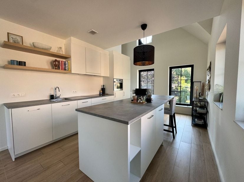Ruim appartement van ca. 150m² met privé inkom, inpandige garage en een riant achterliggend terras.<br />
<br />
In de rustige Merelstraat in Heusden