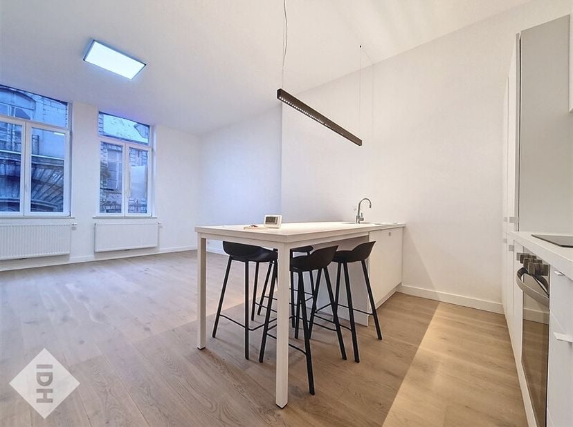 Un appartement fraichement rénové dans une rue emblématique du centre-ville de Tournai, cela vous parle ? <br />
Situé au 1er étage d'un immeuble typi