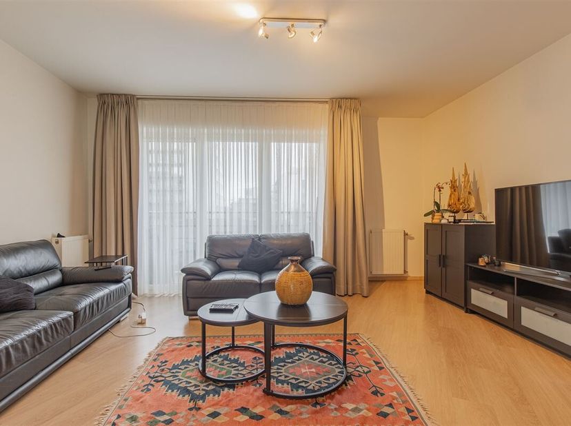 Welkom in dit instapklare, moderngerenoveerde appartement.Gunstig gelegen te Schaarbeekmet bewoonbare oppervlakte van 80m².<br />
Het appartement is g